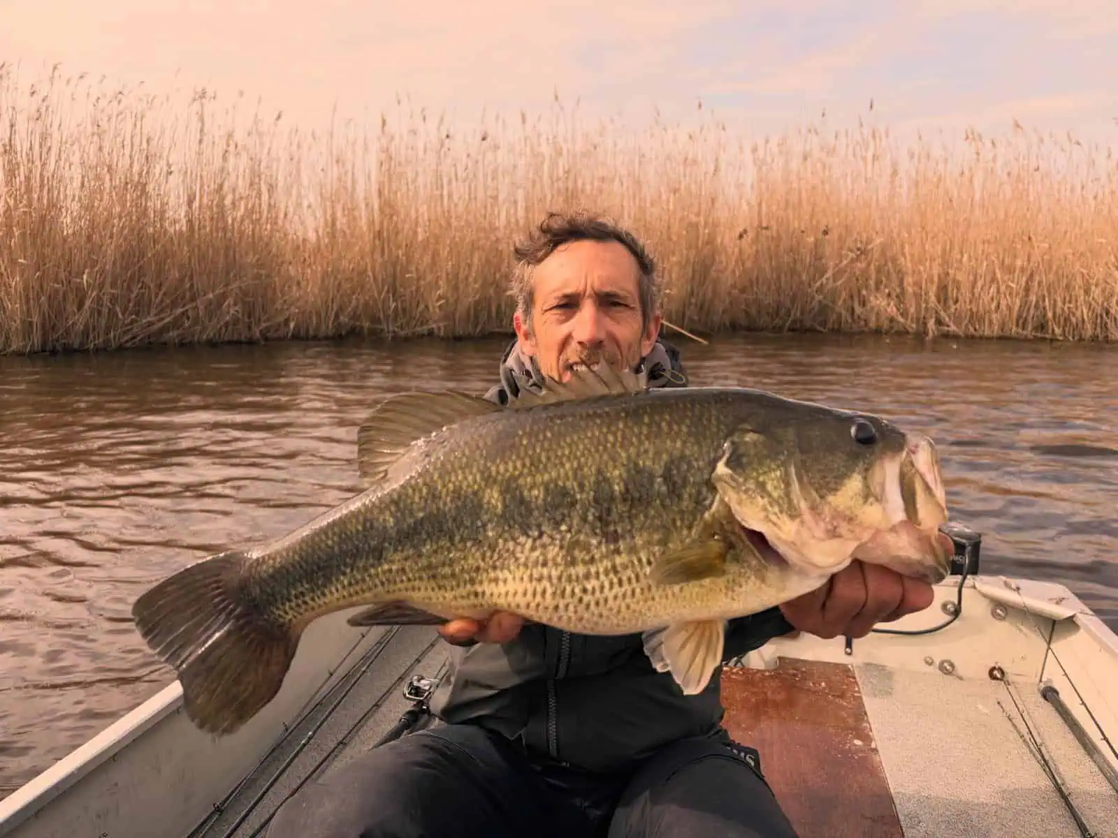 Cliente soddisfatto con black bass di taglia — uscita guidata Lago di Bilancino