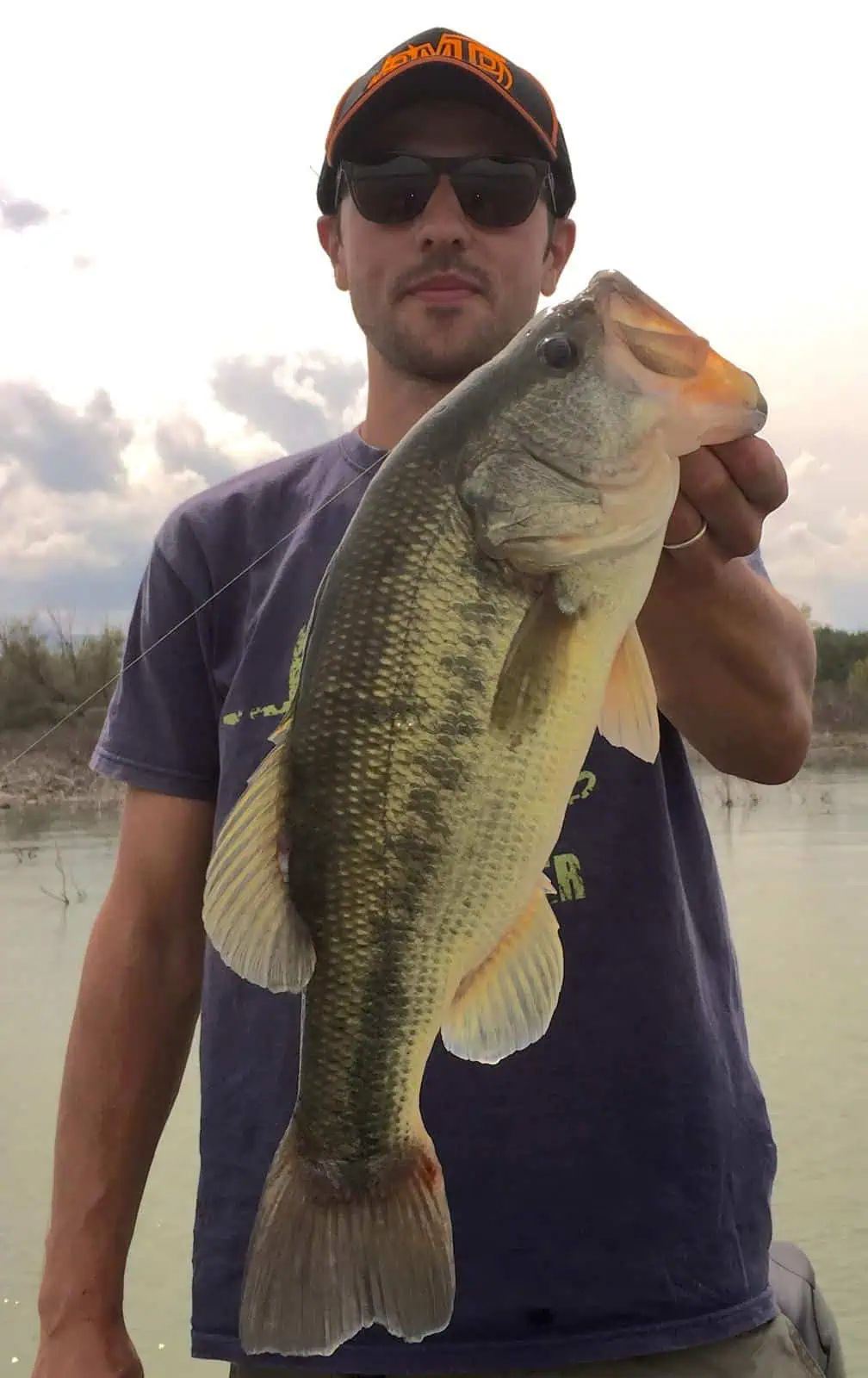 Cliente con cattura di black bass — pesca al lago Toscana
