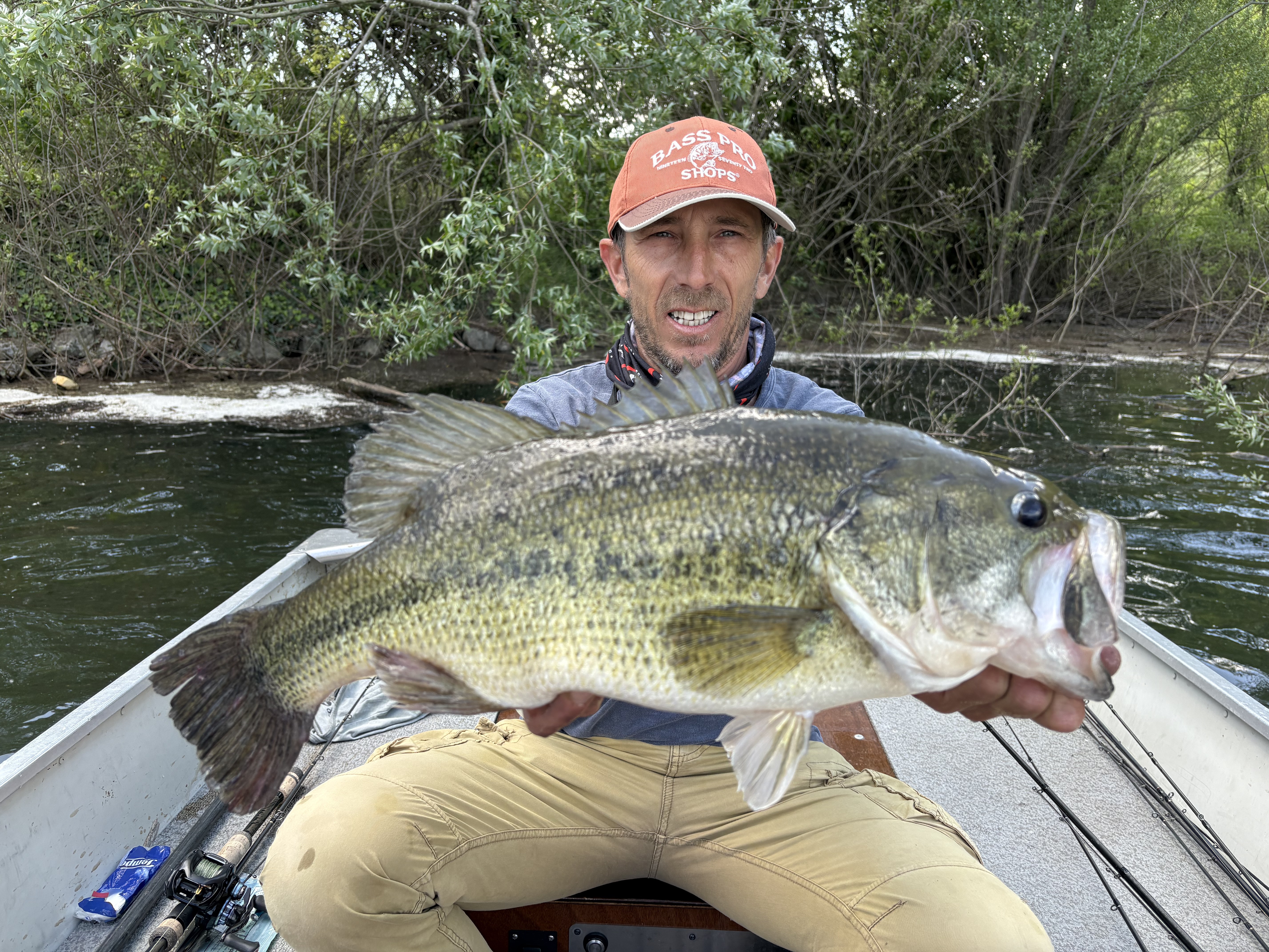 Uscita di pesca — pescatore in azione sul lago