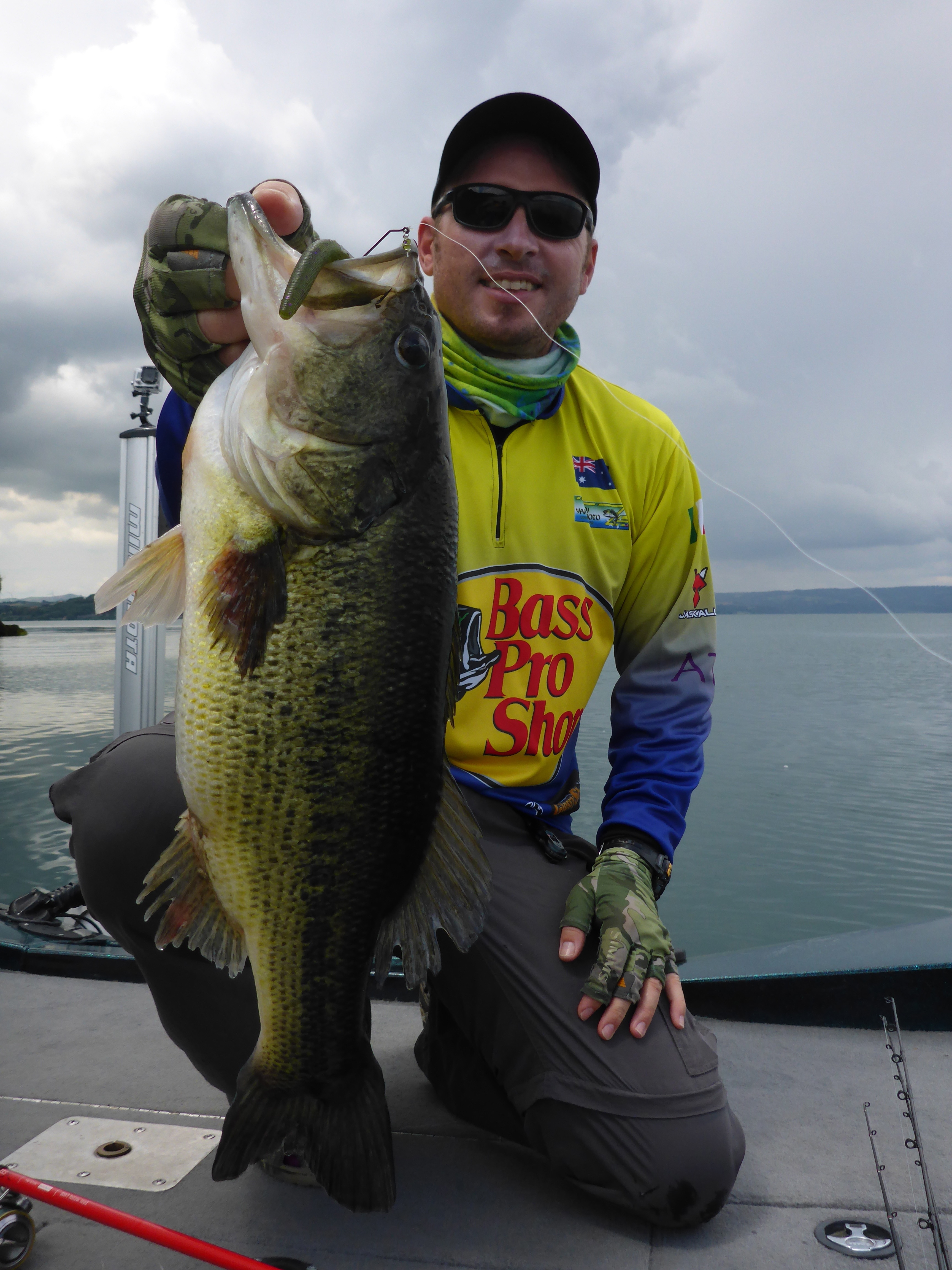 Uscita di pesca — cliente con cattura sul Lago di Bilancino