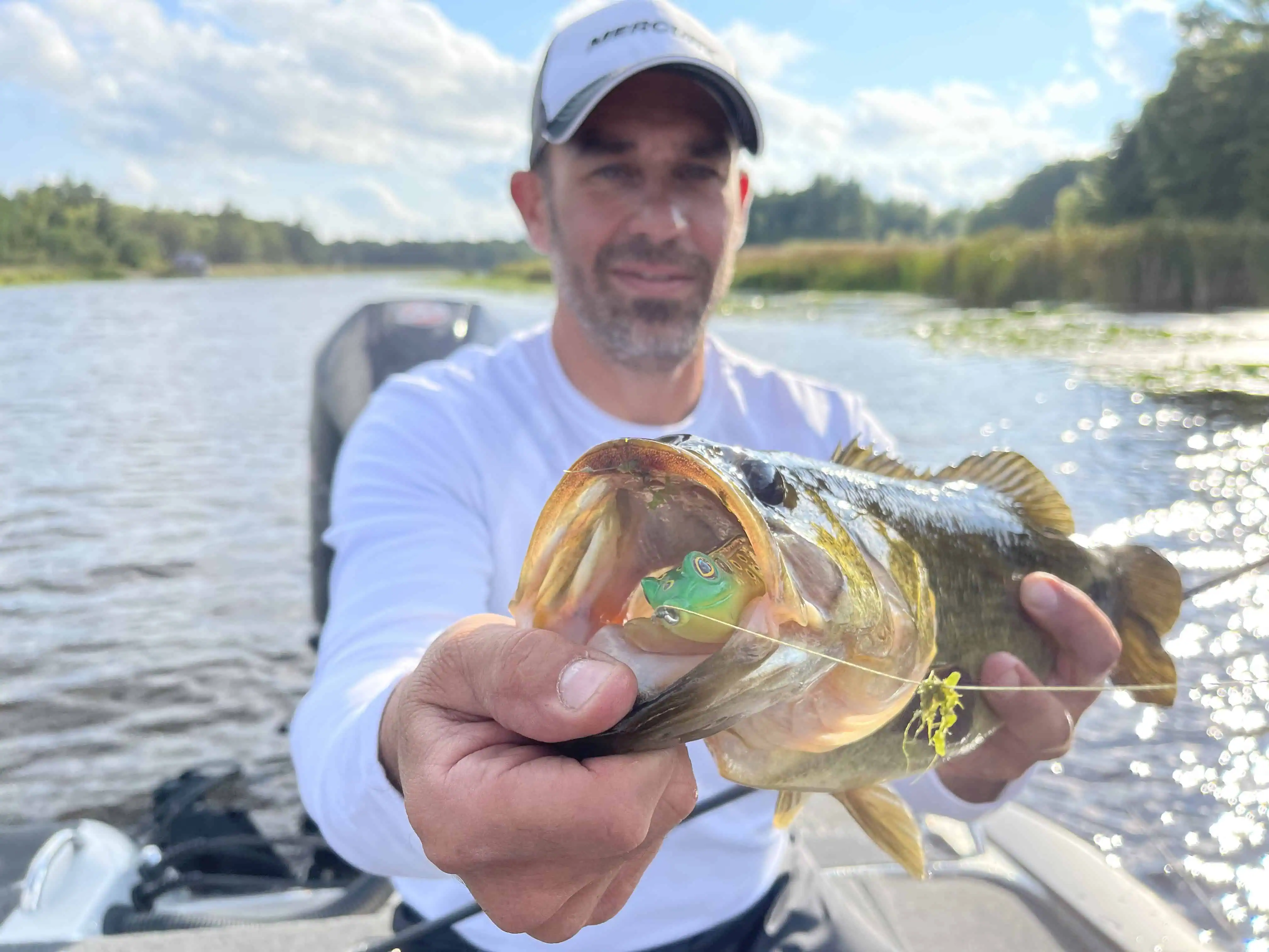 Cliente soddisfatto con black bass di taglia — uscita pesca Toscana