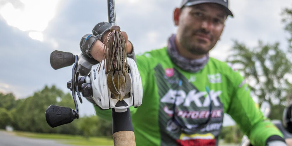 Guida con artificiale per black bass — uscita su misura
